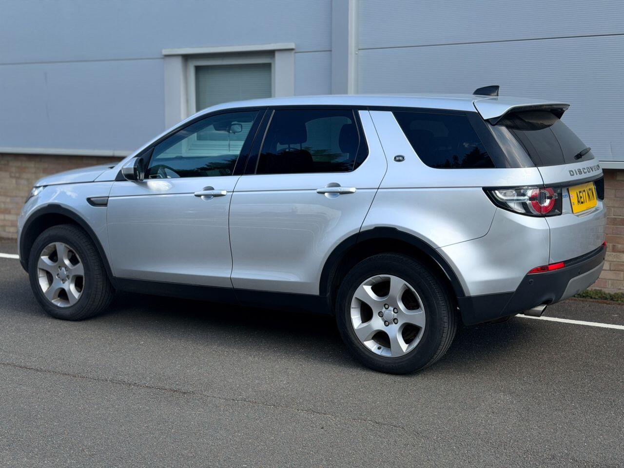 Land Rover Discovery Sport view 17