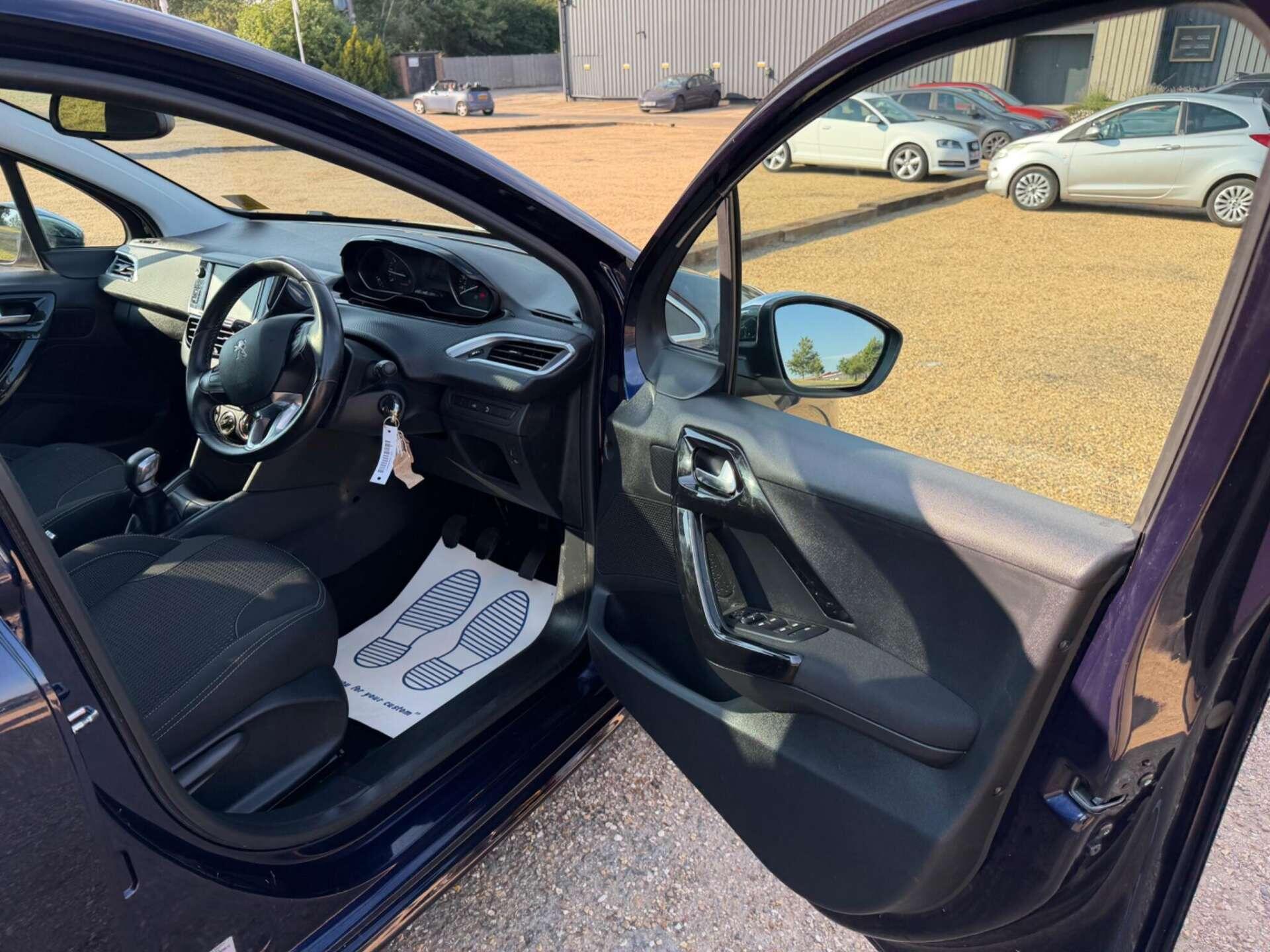 Peugeot 208 view 14