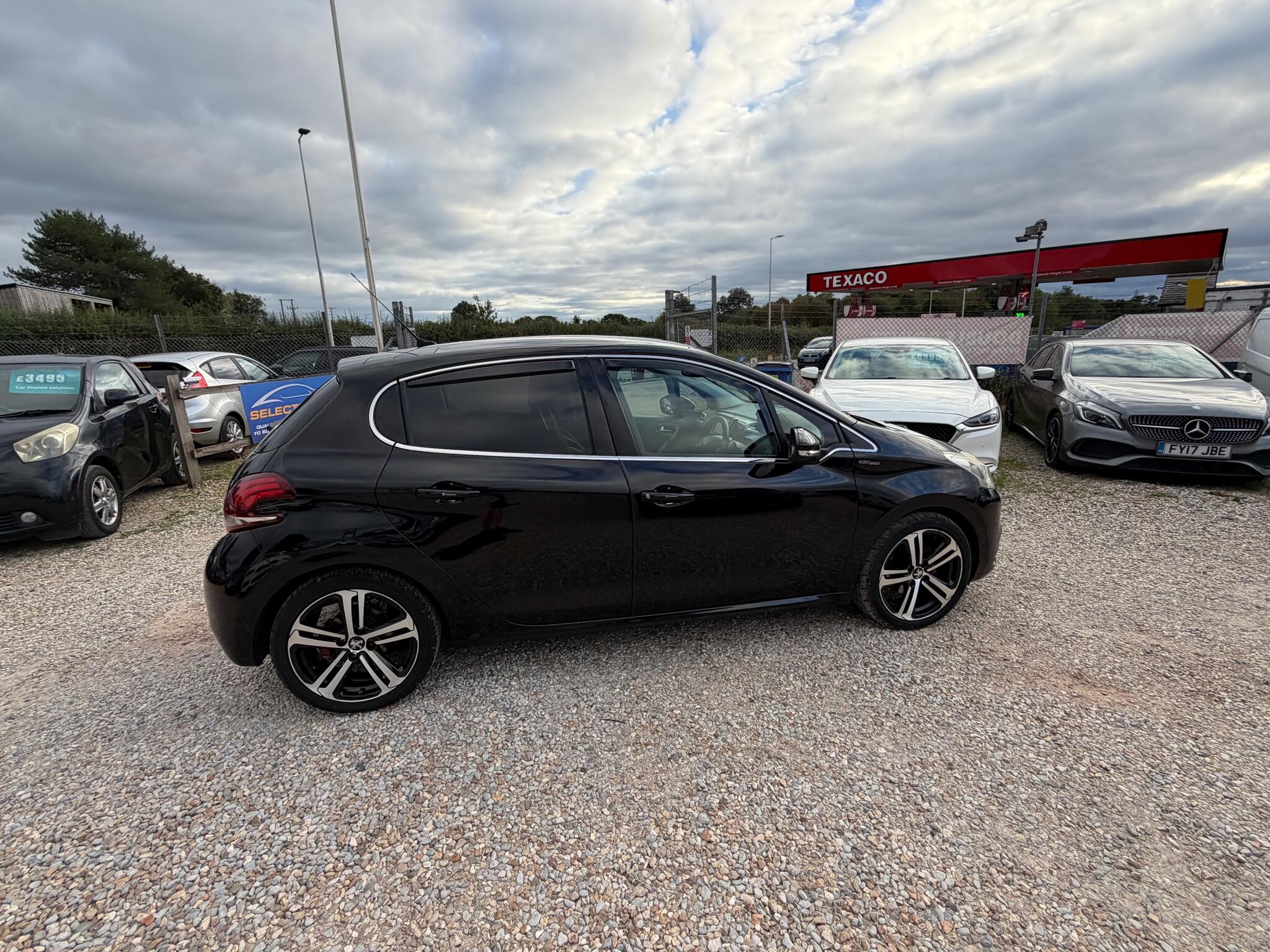 Peugeot 208 view 10