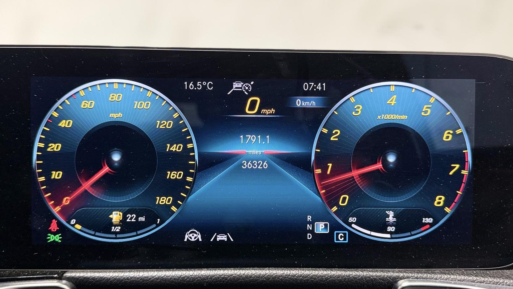 Mercedes-Benz GLB view 23