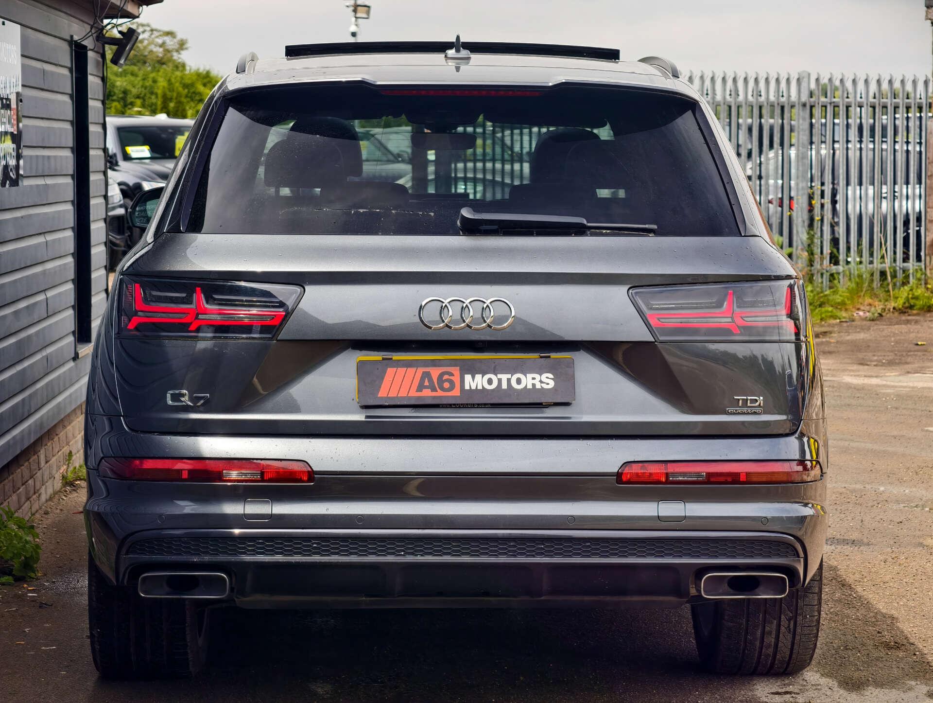 Audi Q7 view 16