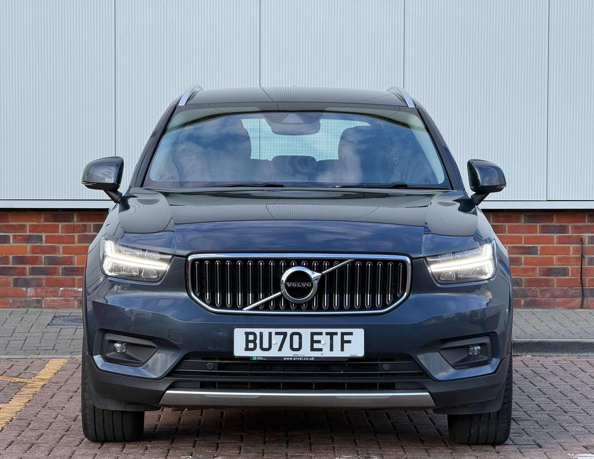 Volvo XC40 view 2