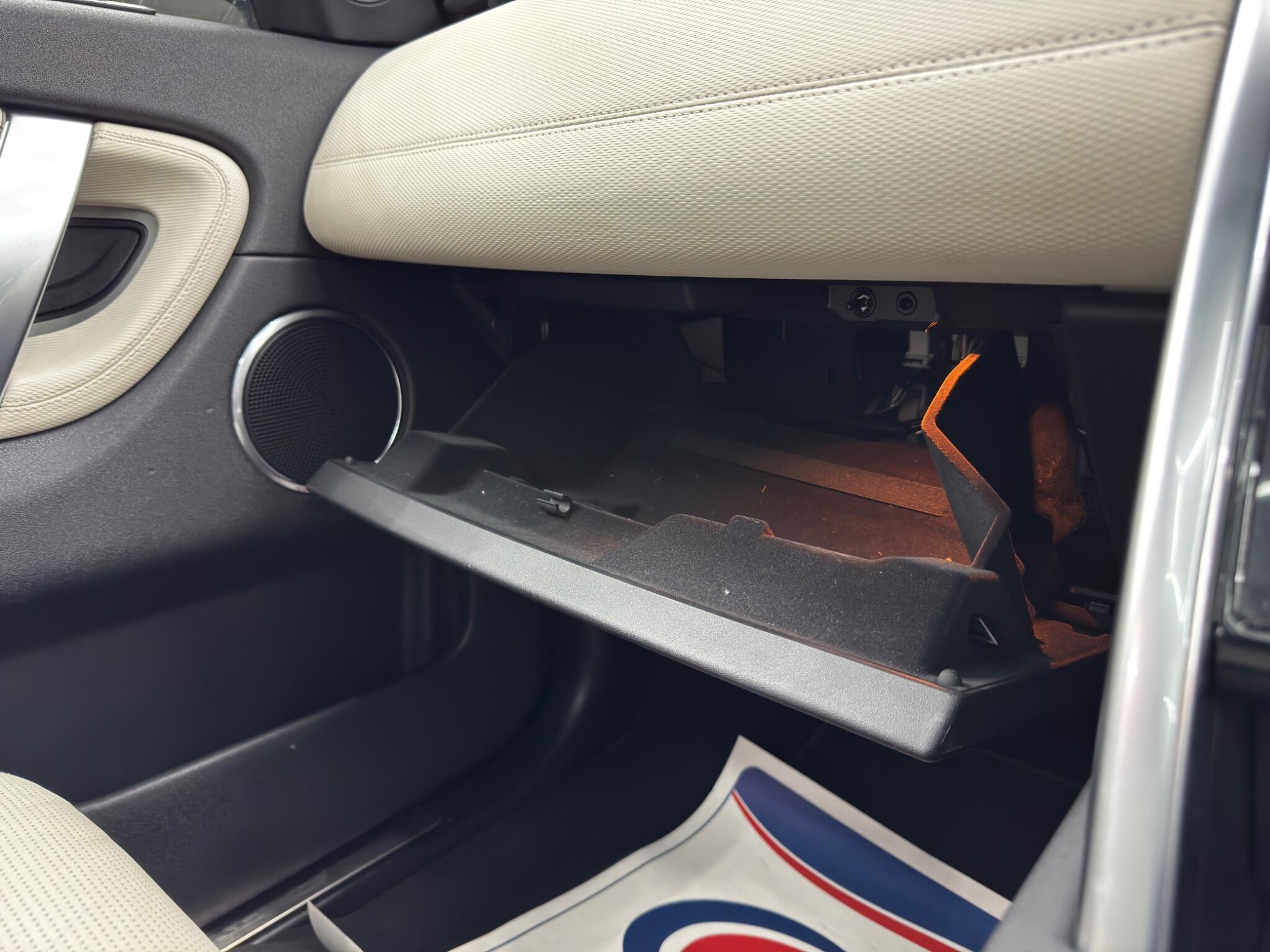 Land Rover Discovery Sport view 38