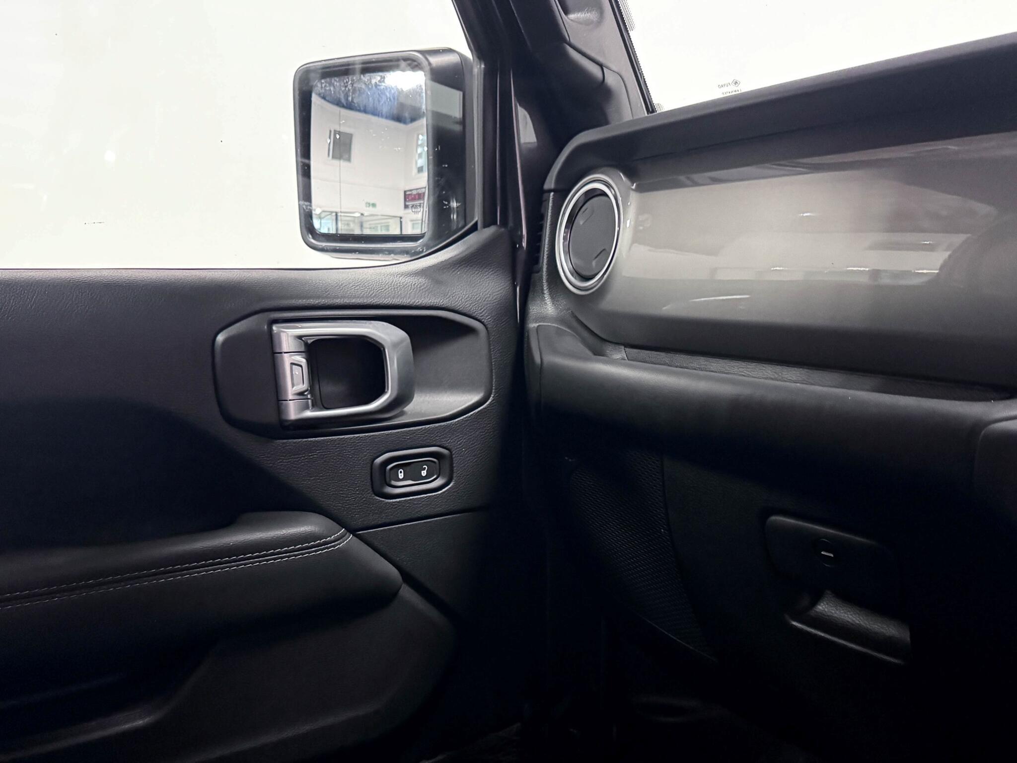 Jeep Wrangler view 29