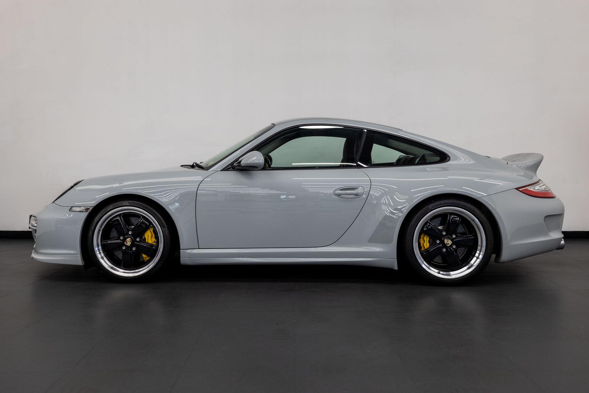 Porsche 911 view 11