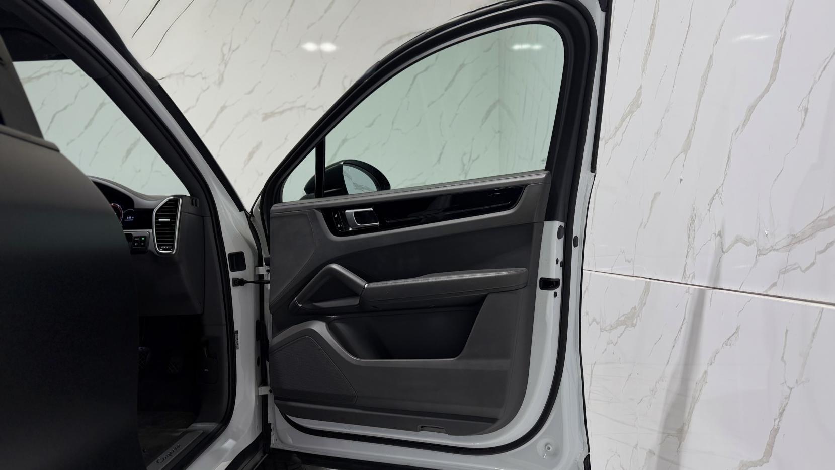 Porsche Cayenne view 32