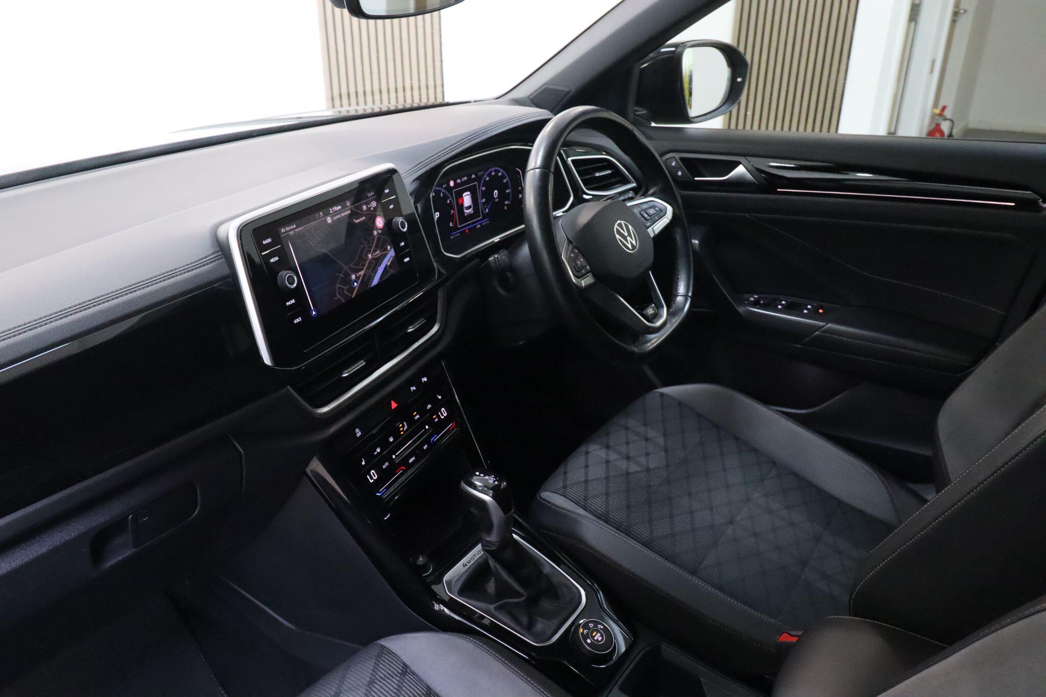 Volkswagen T-Roc view 11