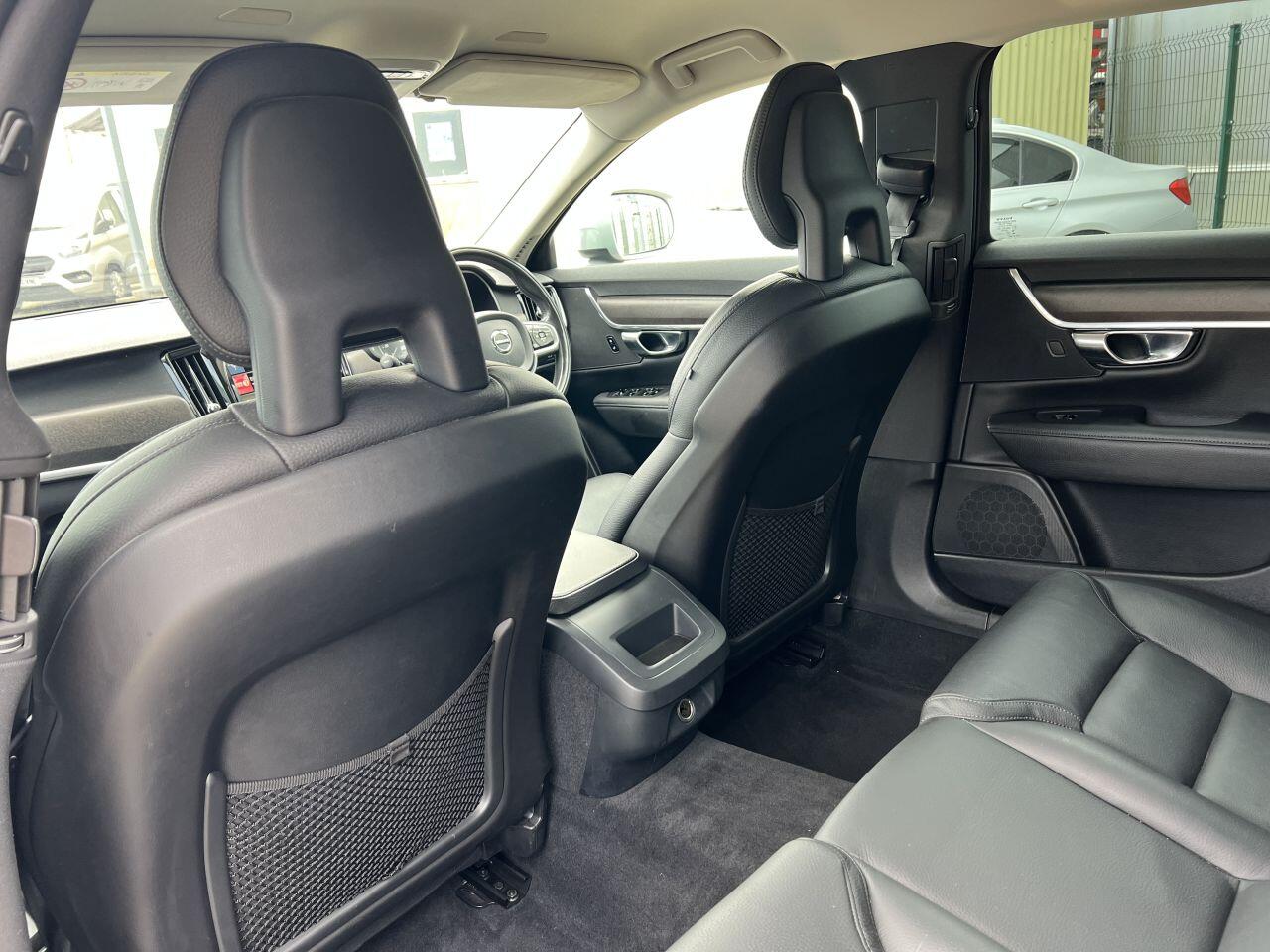 Volvo V90 Cross Country view 28
