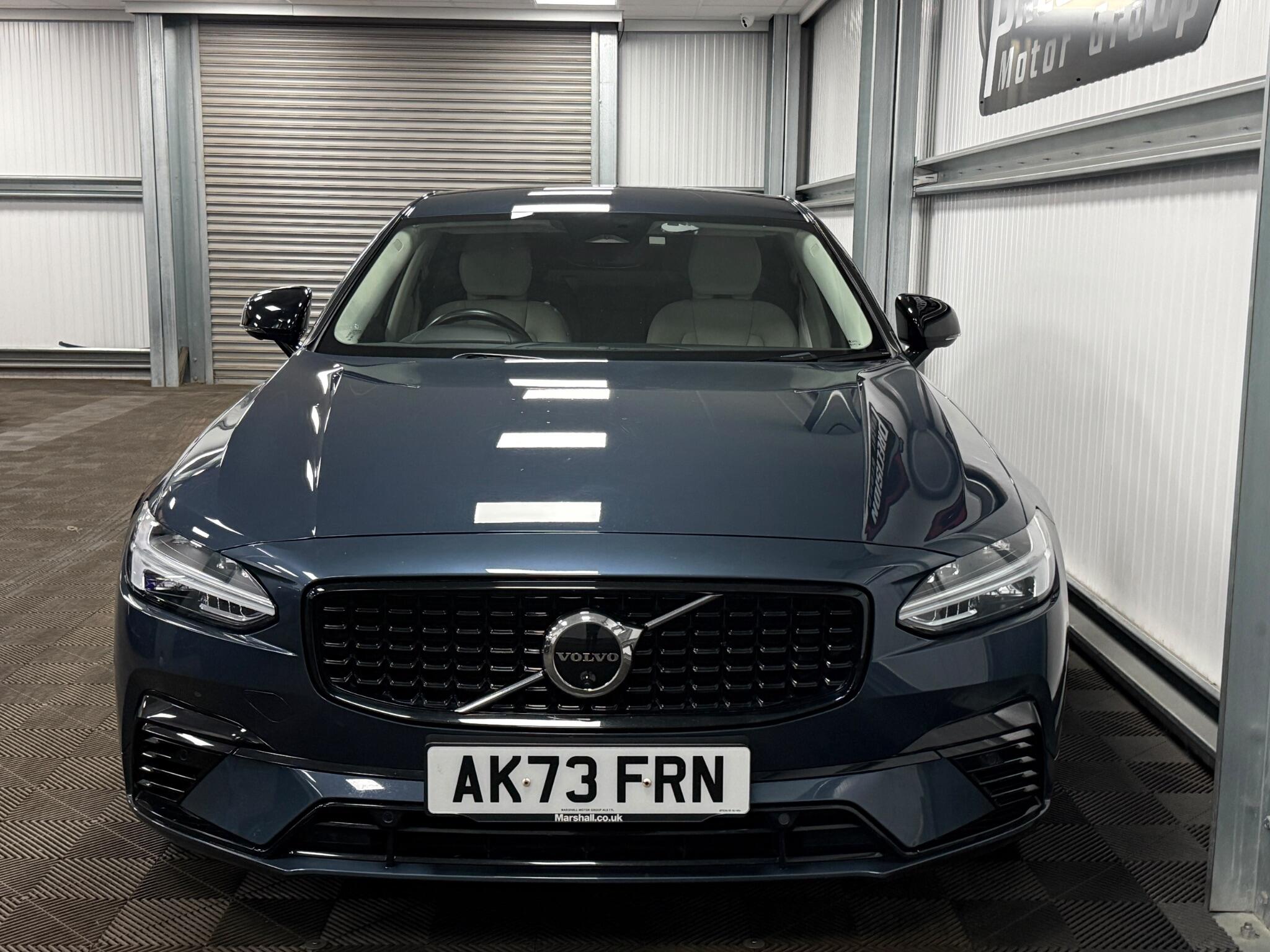 Volvo S90 view 3