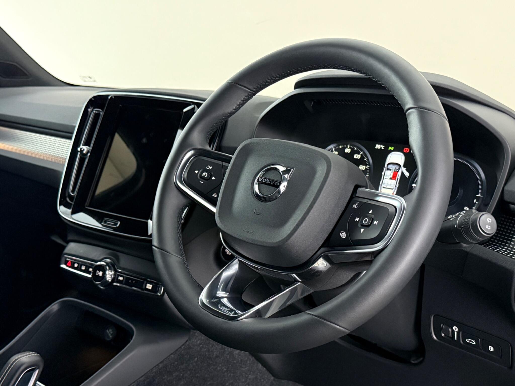 Volvo XC40 view 3