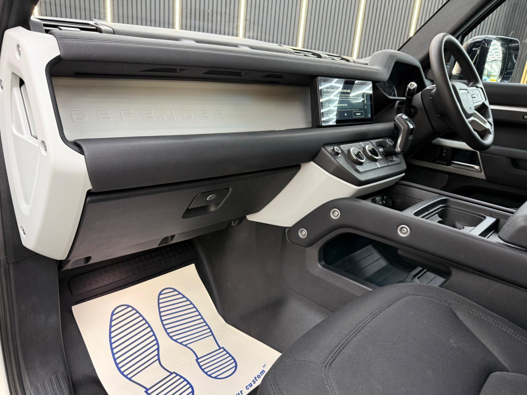 Land Rover Defender 110 view 39