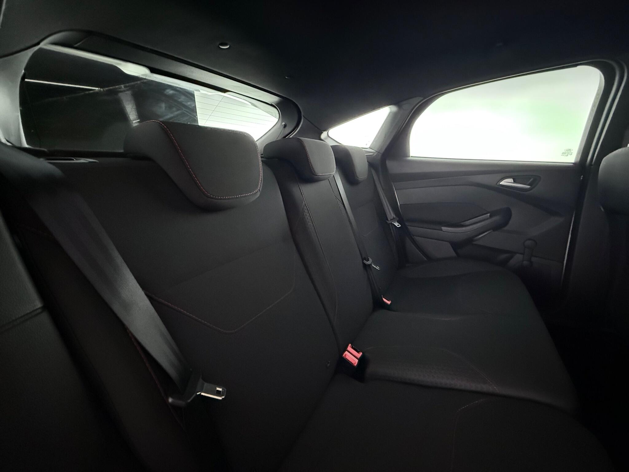 Ford Focus view 32