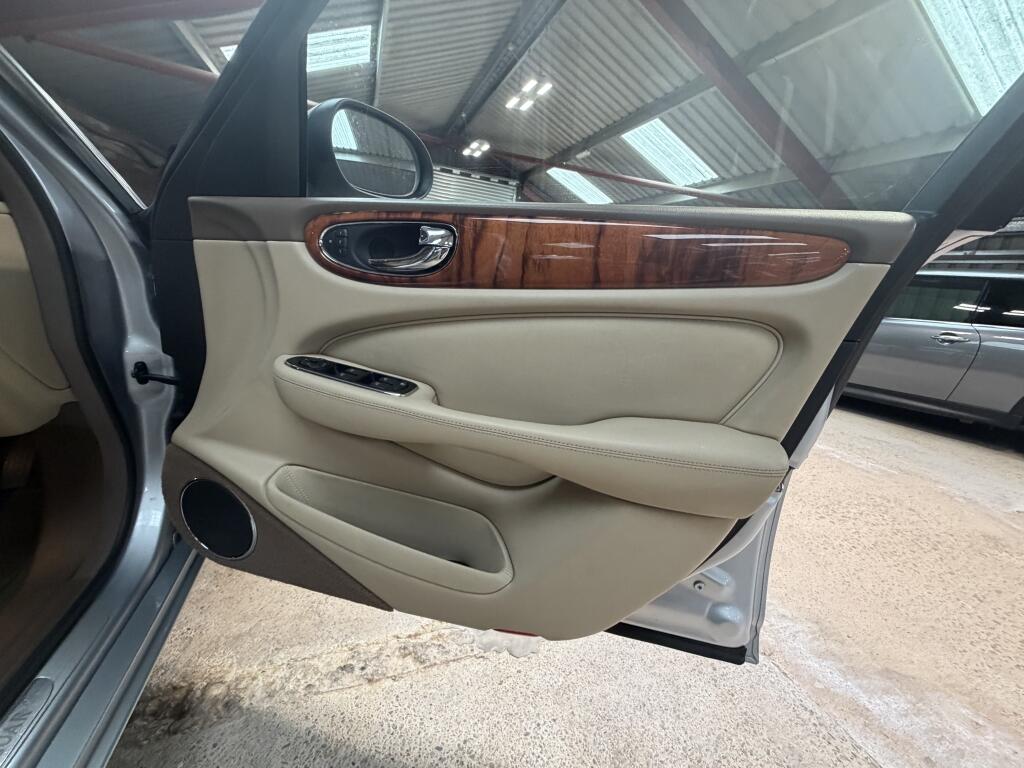 Jaguar XJ view 29