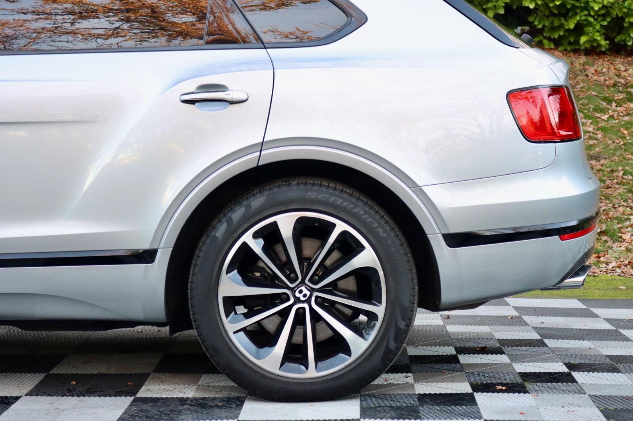 Bentley Bentayga view 12