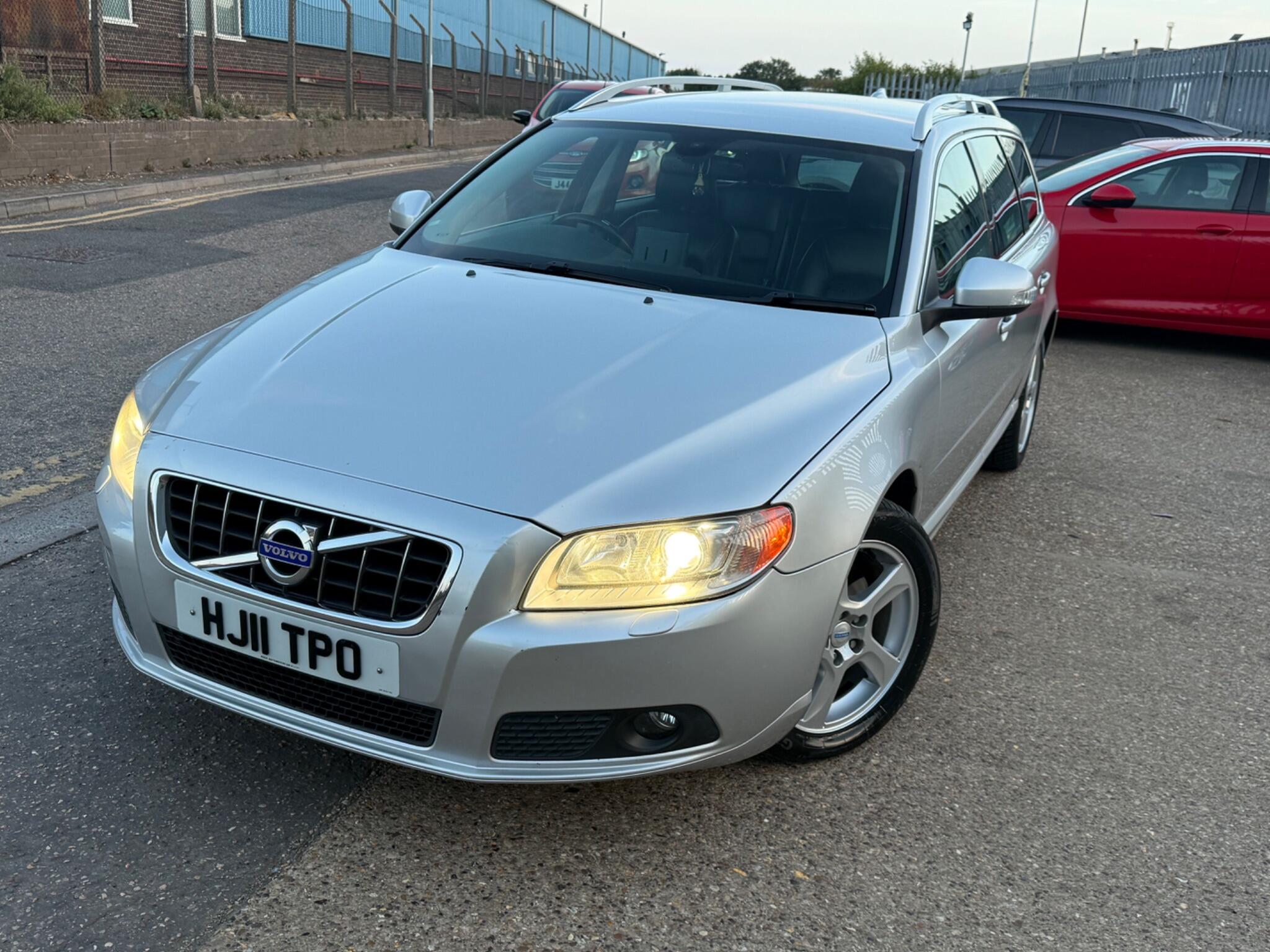 Volvo V70 view 2