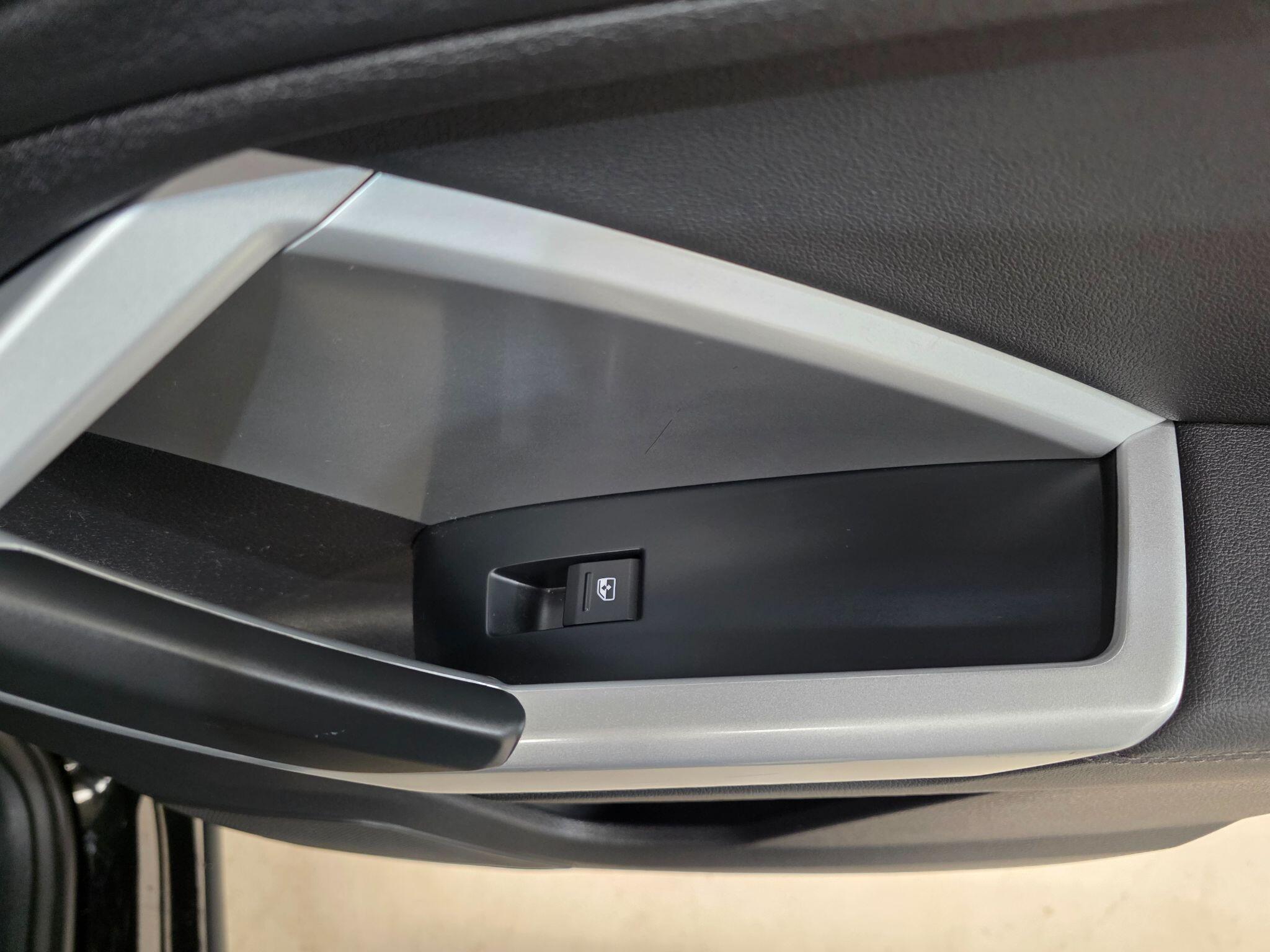 Audi Q3 view 25