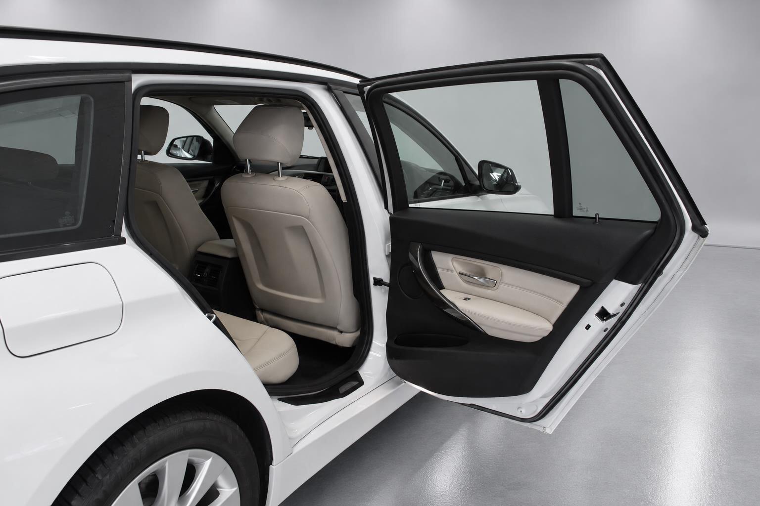 BMW 3 Series view 25
