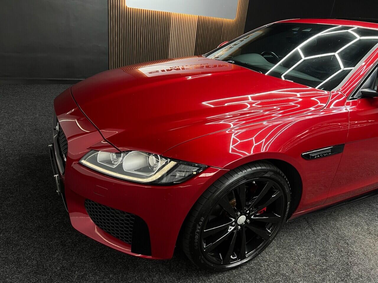 Jaguar XF view 22