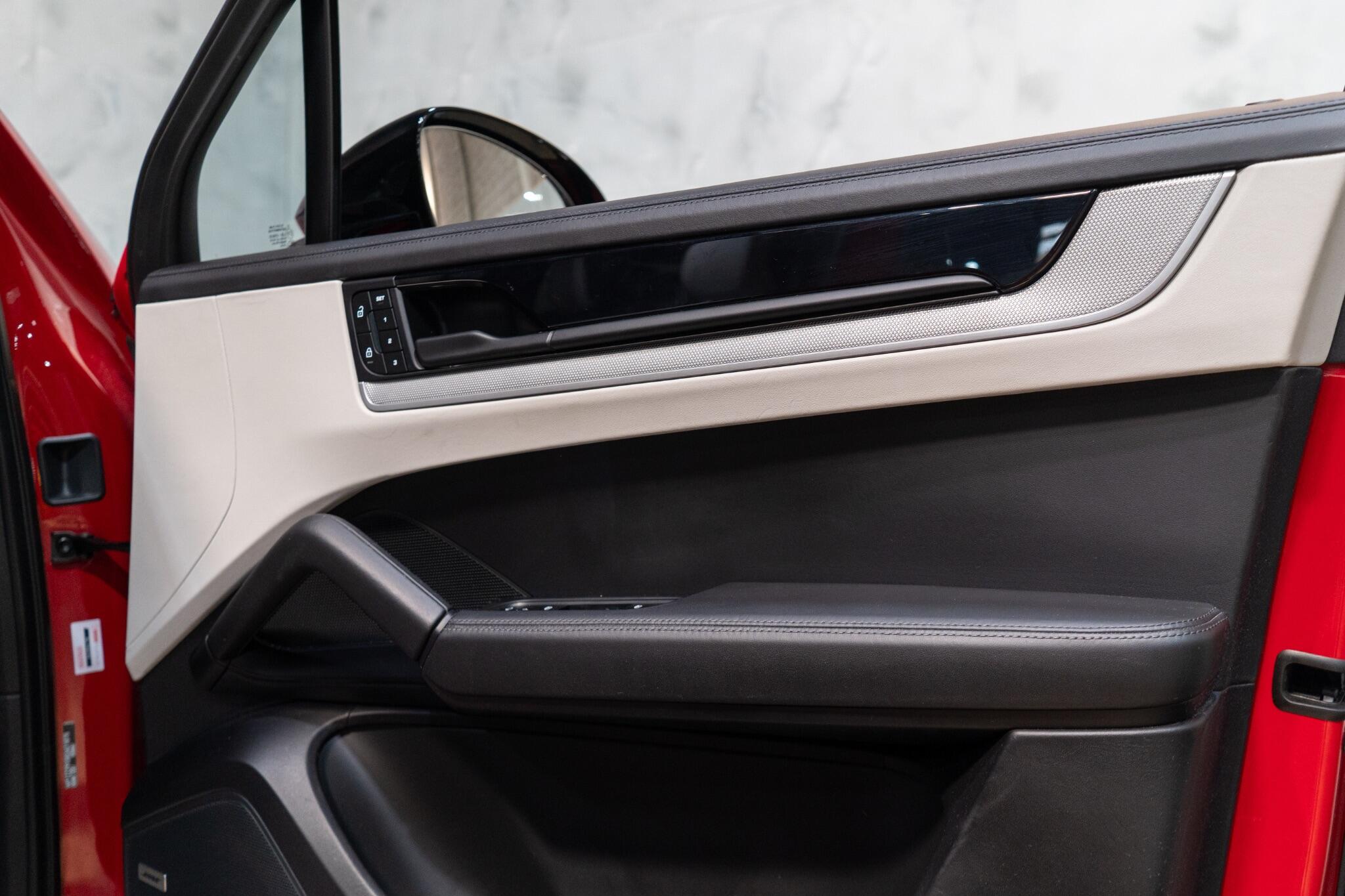 Porsche Cayenne view 29