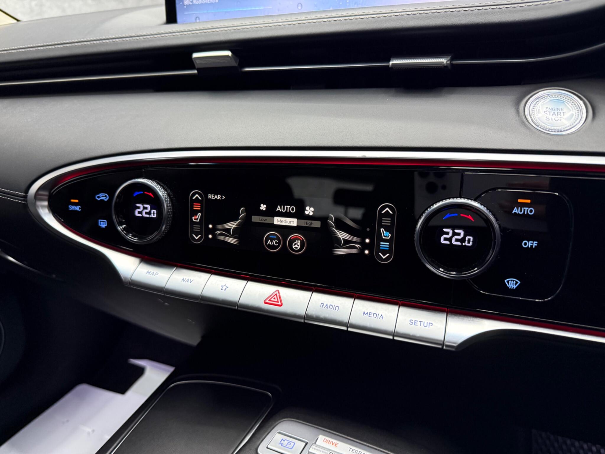 Genesis GV70 view 26