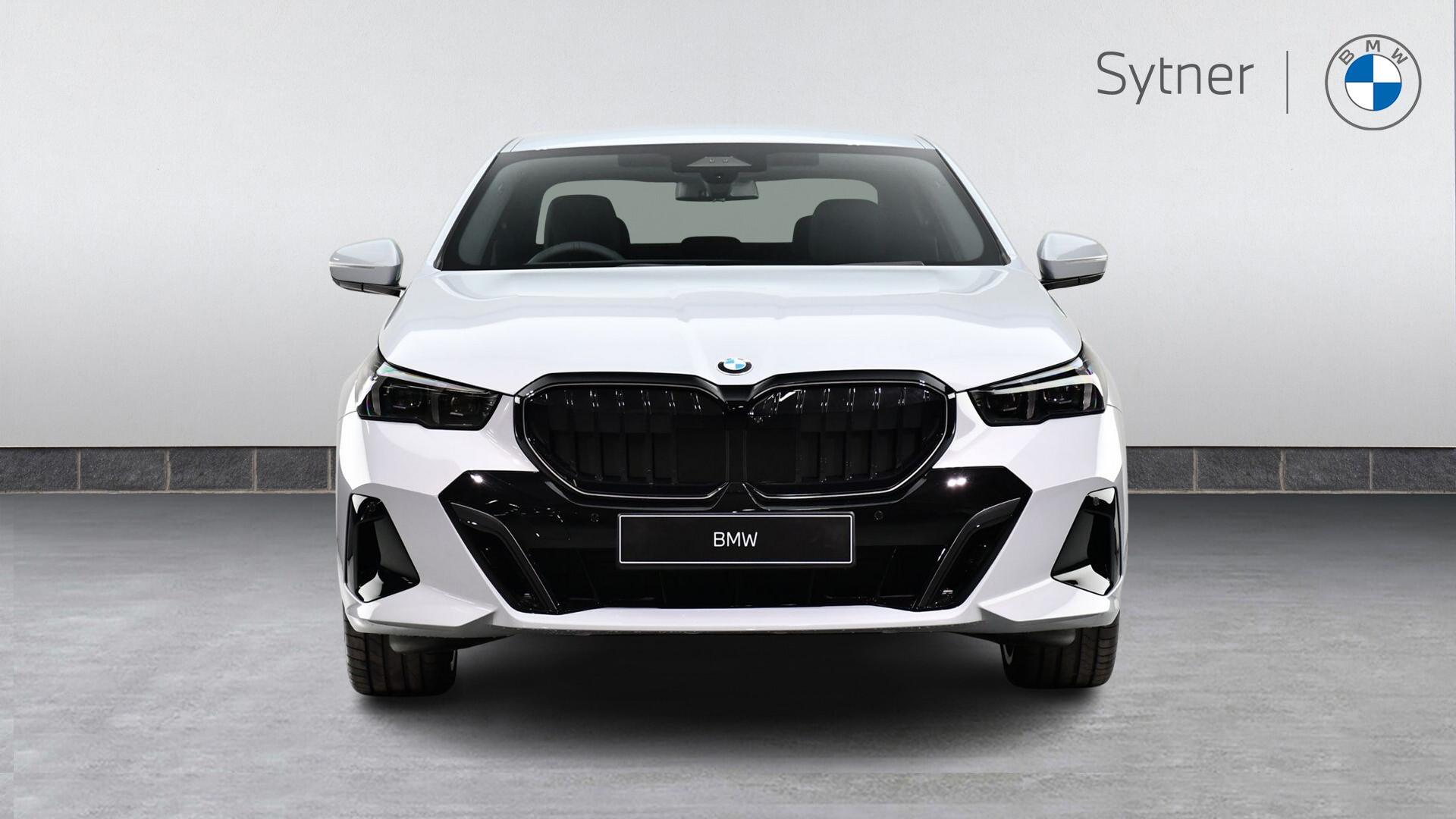 BMW 5 Series view 16
