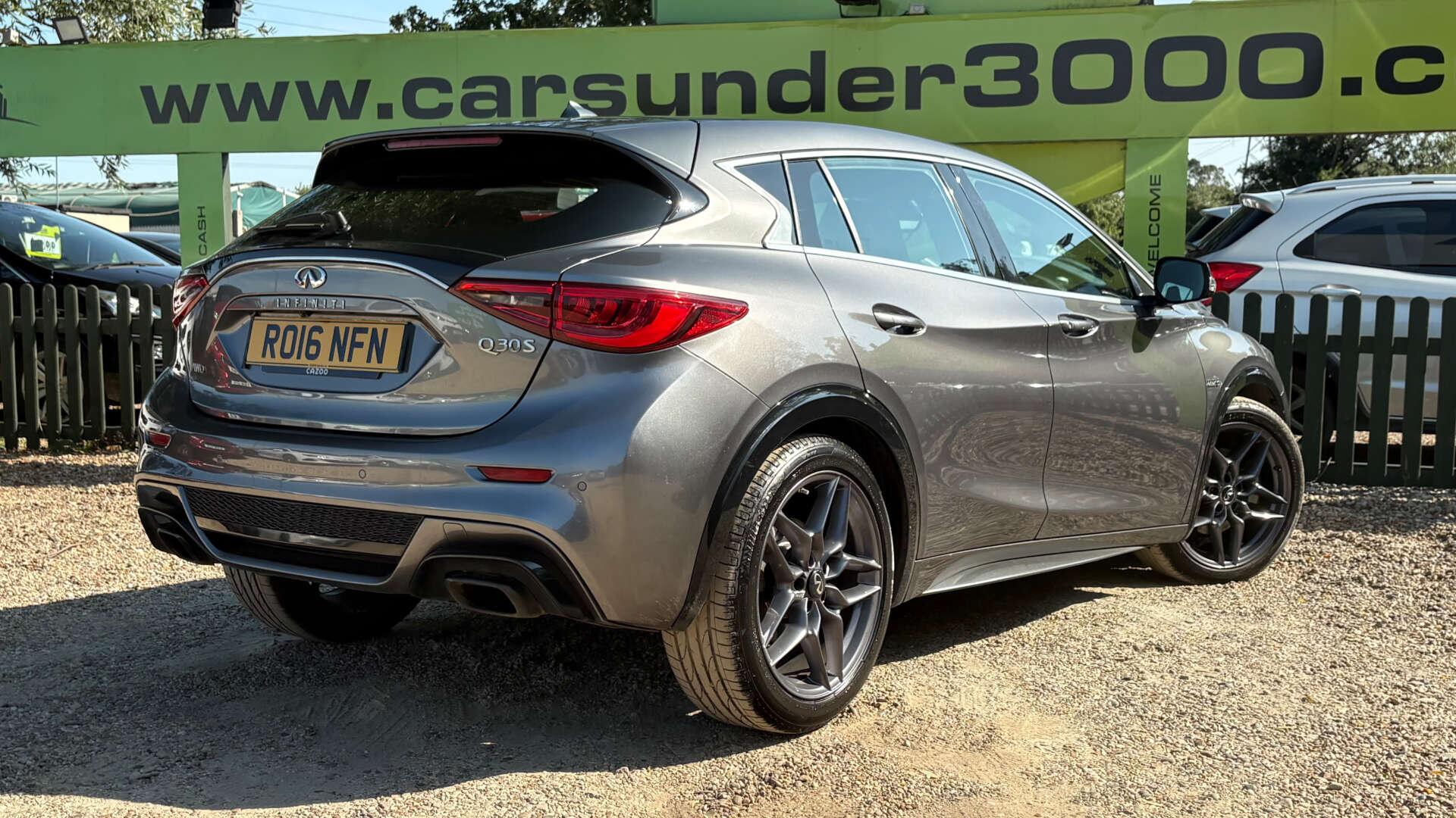 Infiniti Q30 view 6
