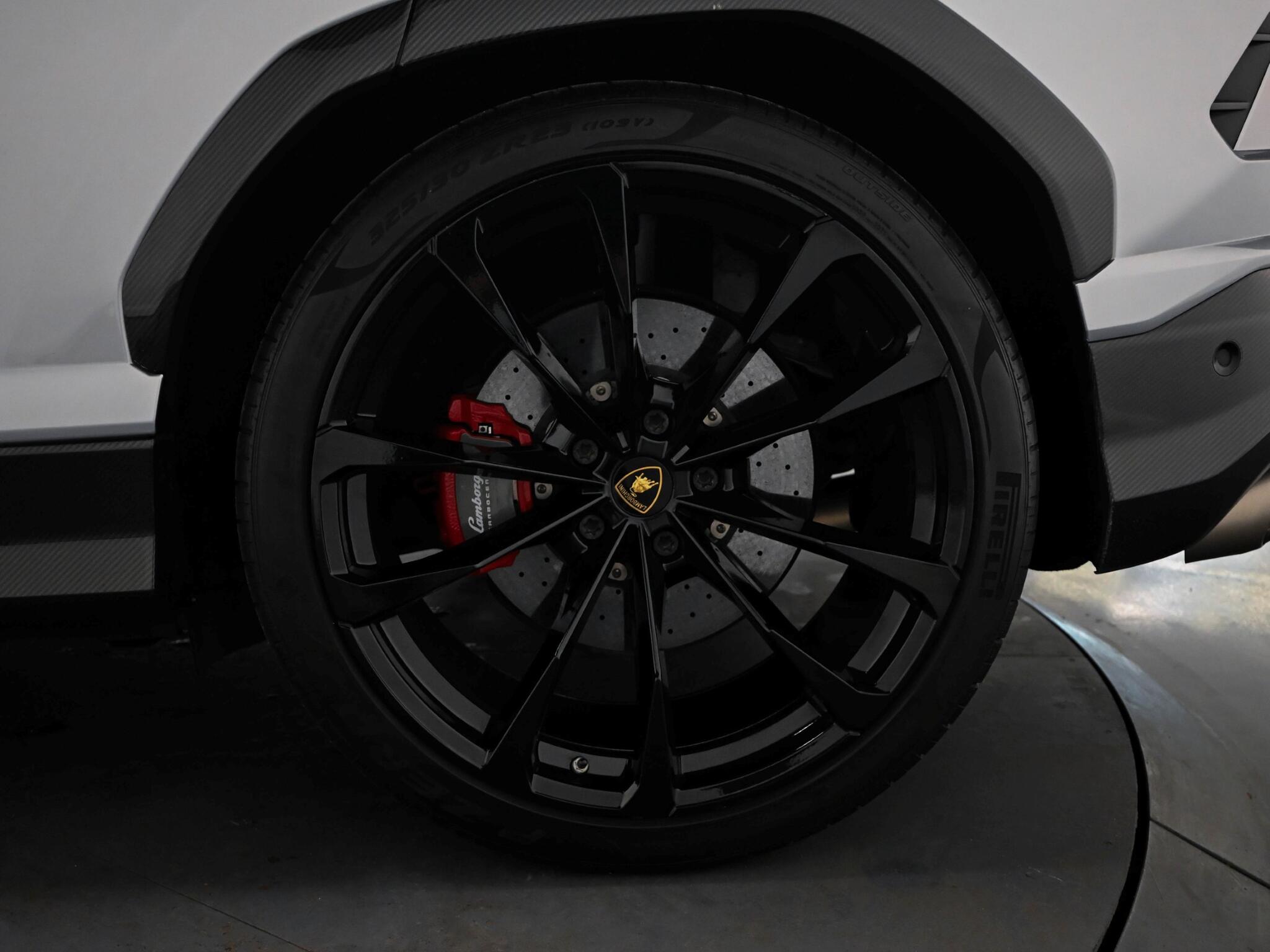 Lamborghini Urus view 80