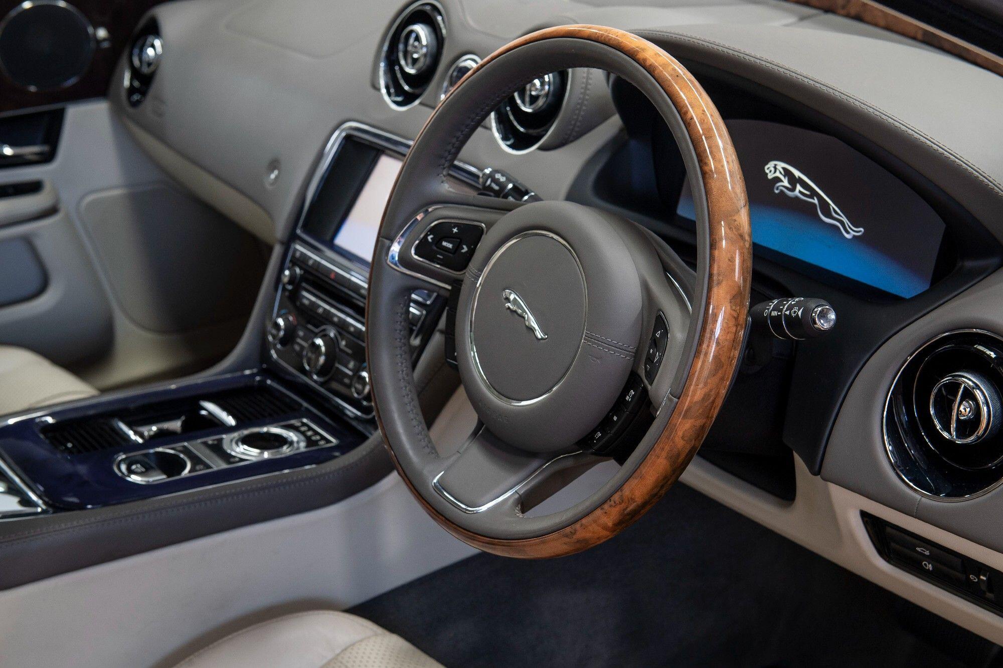 Jaguar XJ view 11