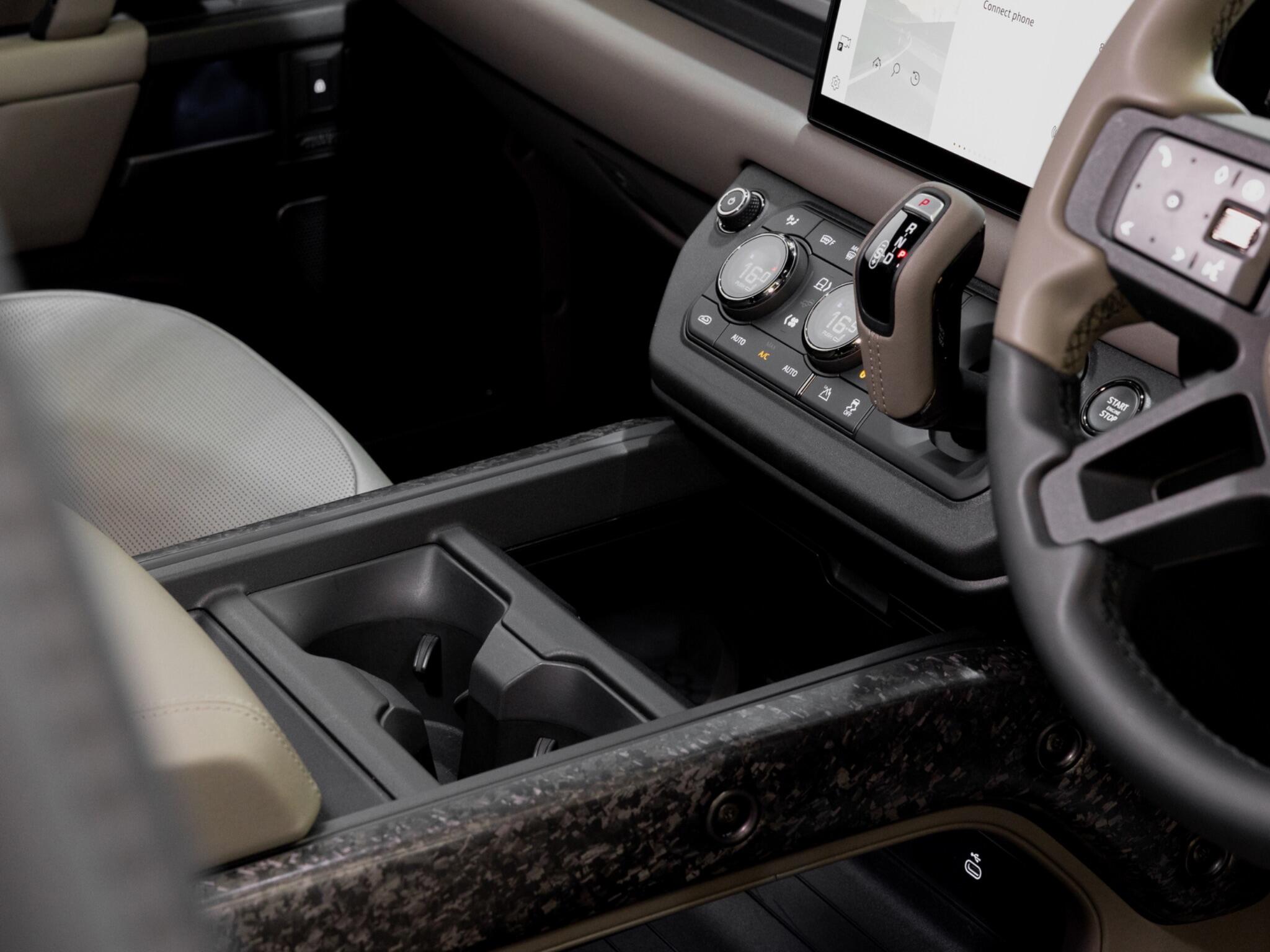 Land Rover Defender 110 view 13
