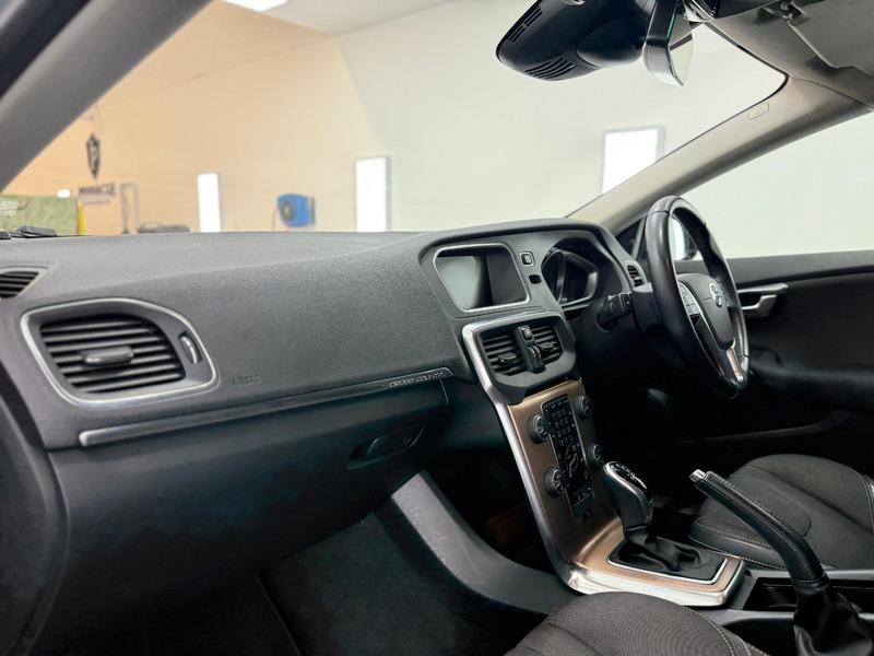 2013 Volvo V40 Cross Country image 18