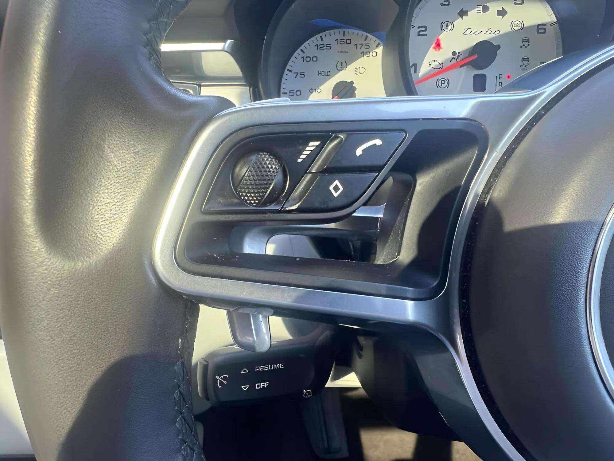 Porsche Macan view 22