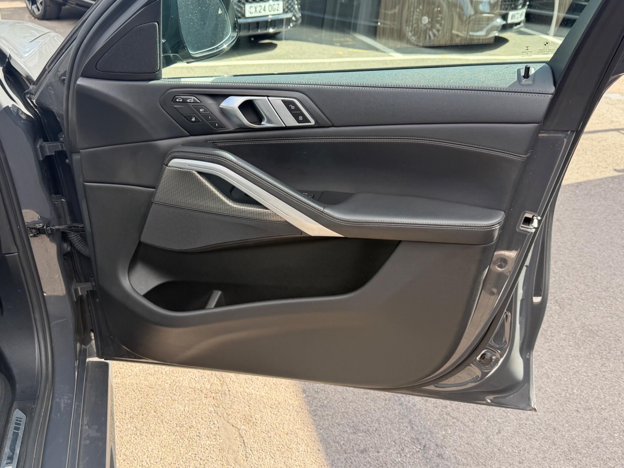 BMW X6 view 9