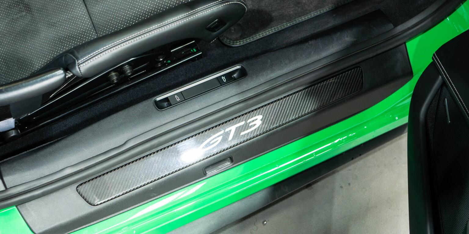 Porsche 911 view 21