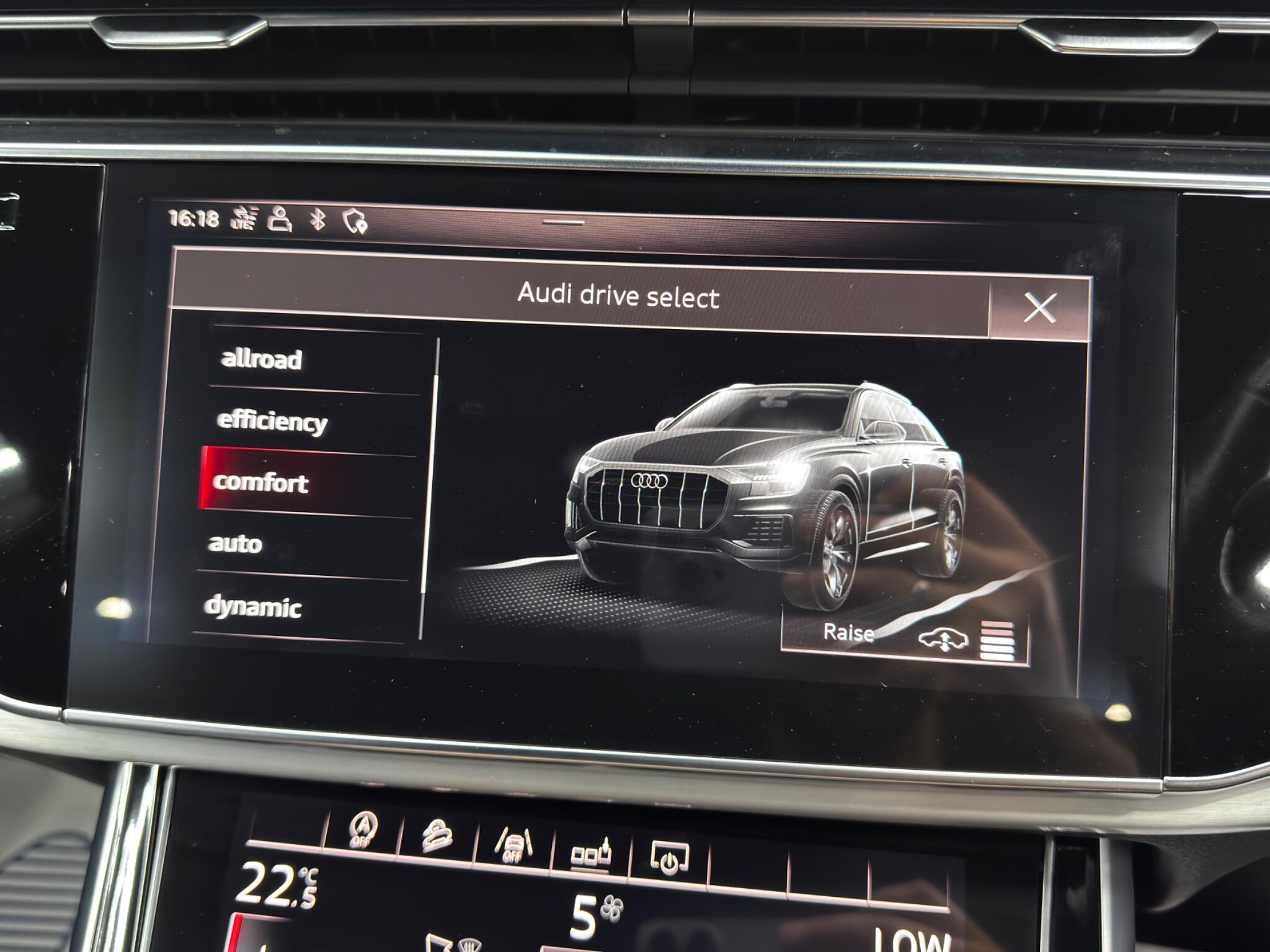 Audi Q8 view 36
