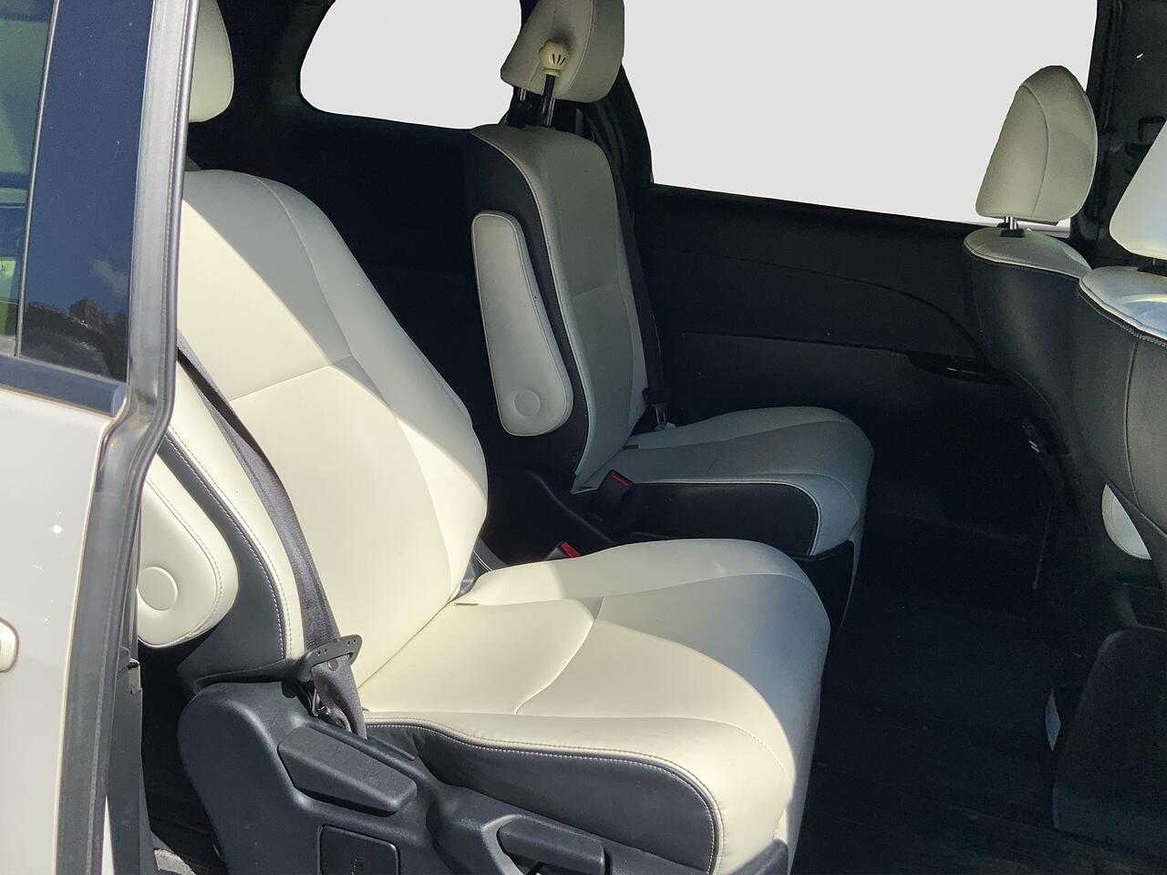 Toyota Estima view 18
