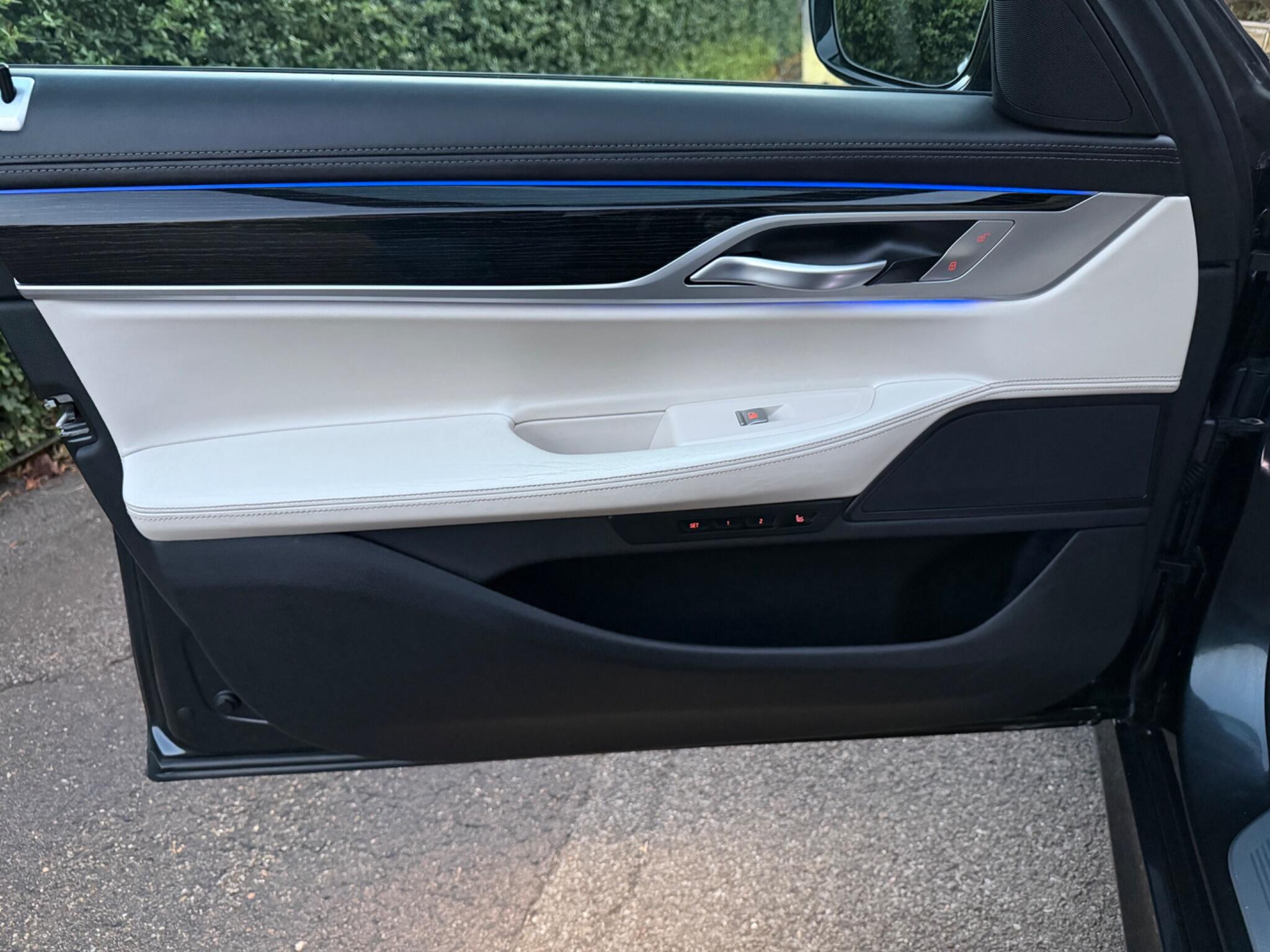BMW 7 Series view 28
