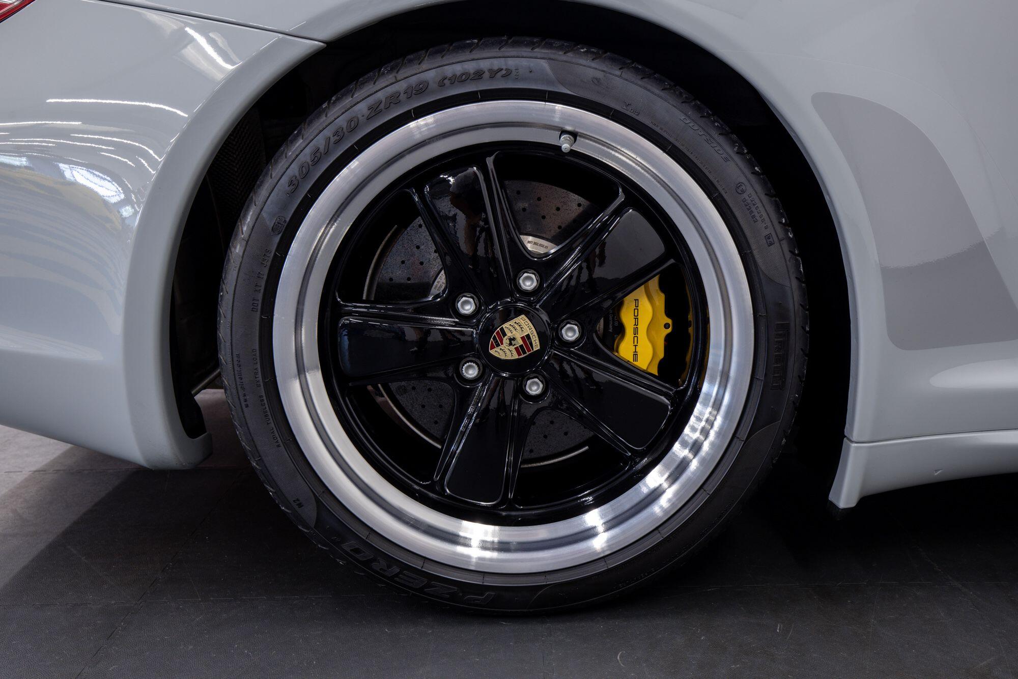 Porsche 911 view 64