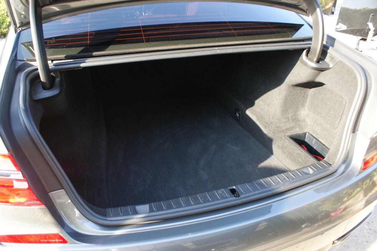 BMW 7 Series view 28