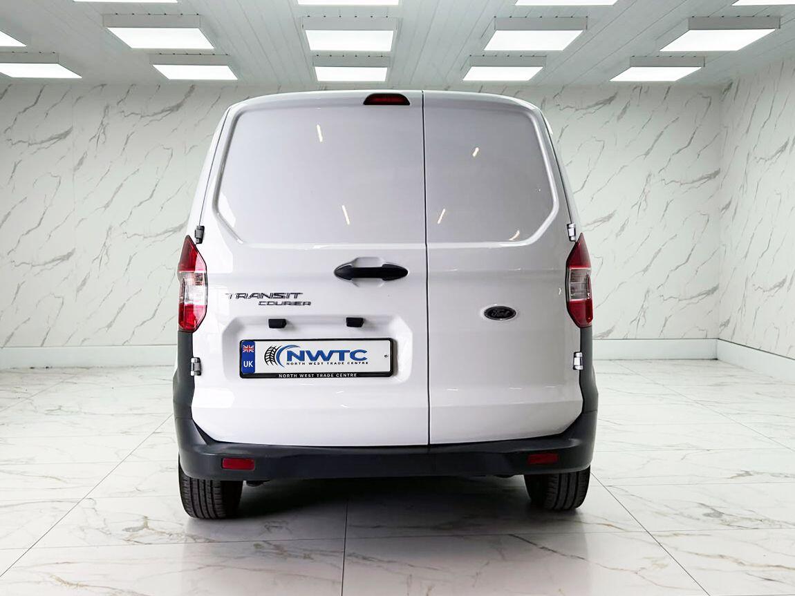 Ford Transit Courier view 10