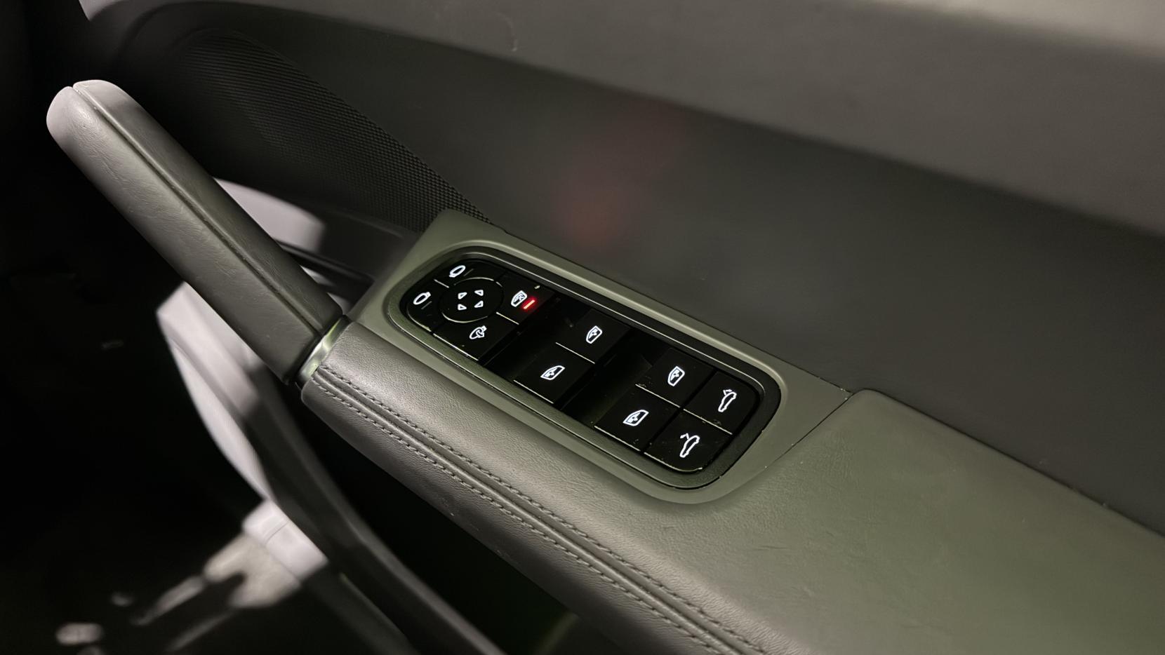 Porsche Cayenne view 26