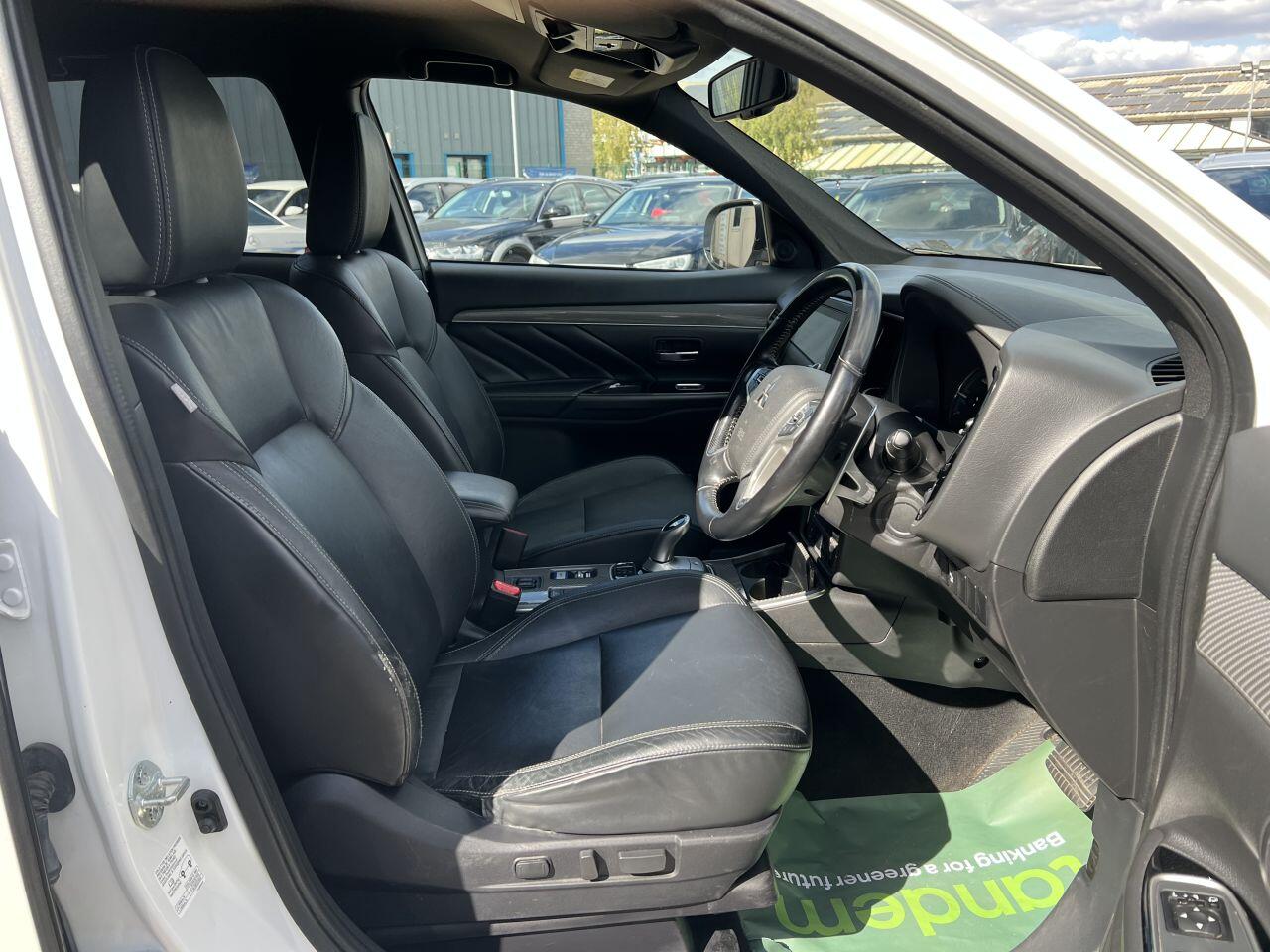 Mitsubishi Outlander view 14