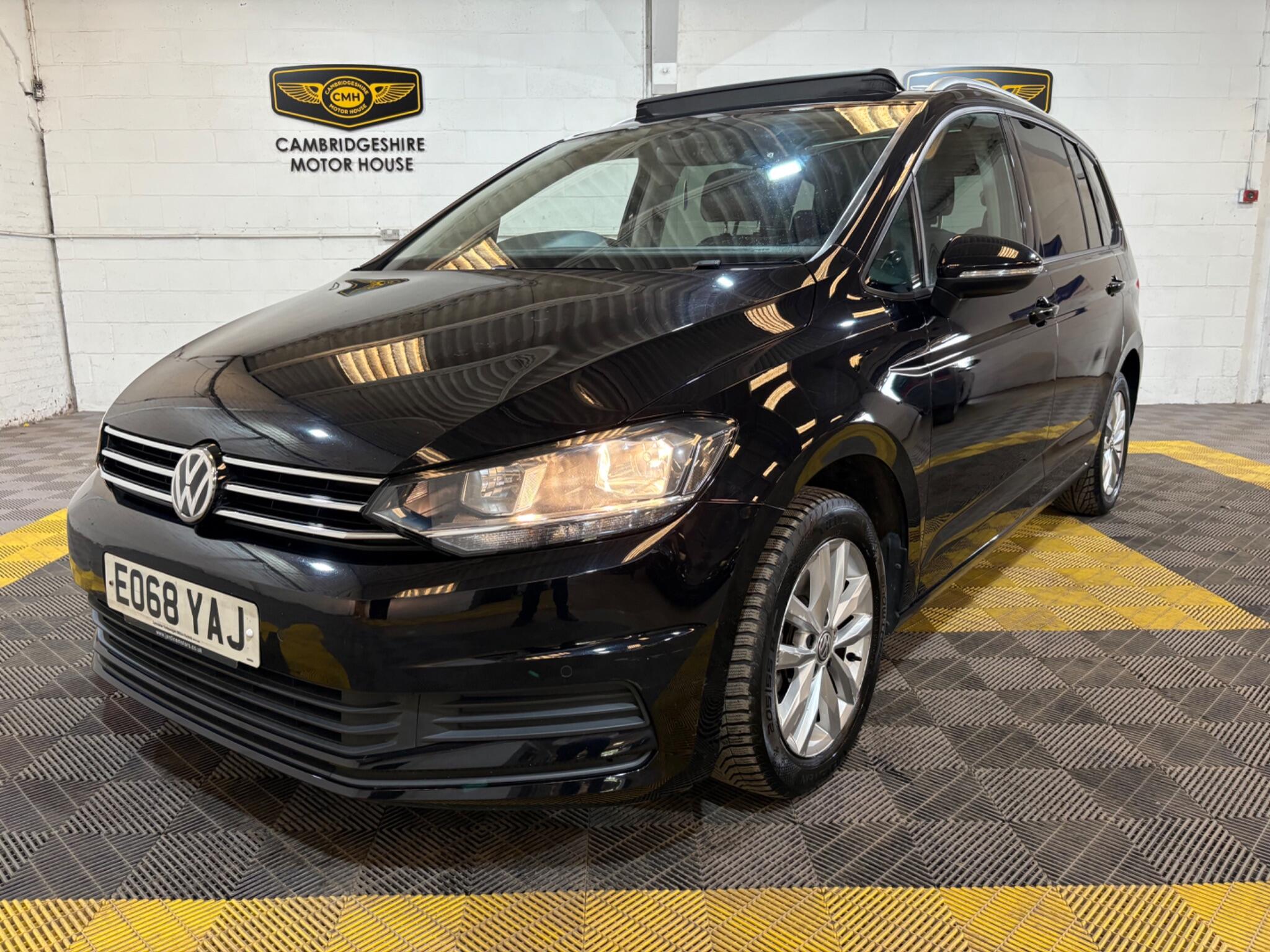 Volkswagen Touran view 3