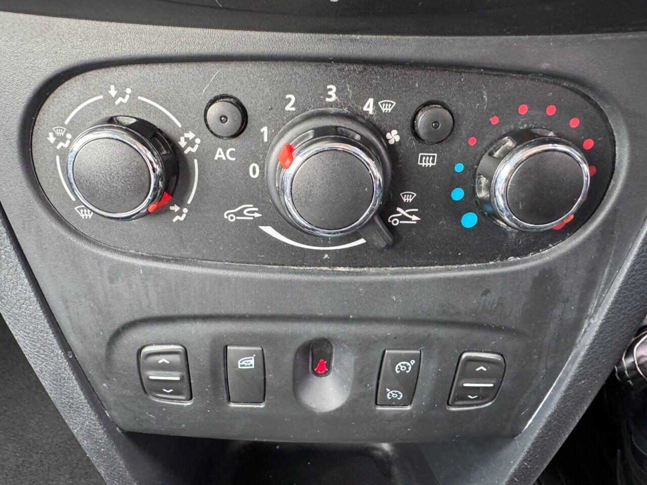 Dacia Sandero view 56