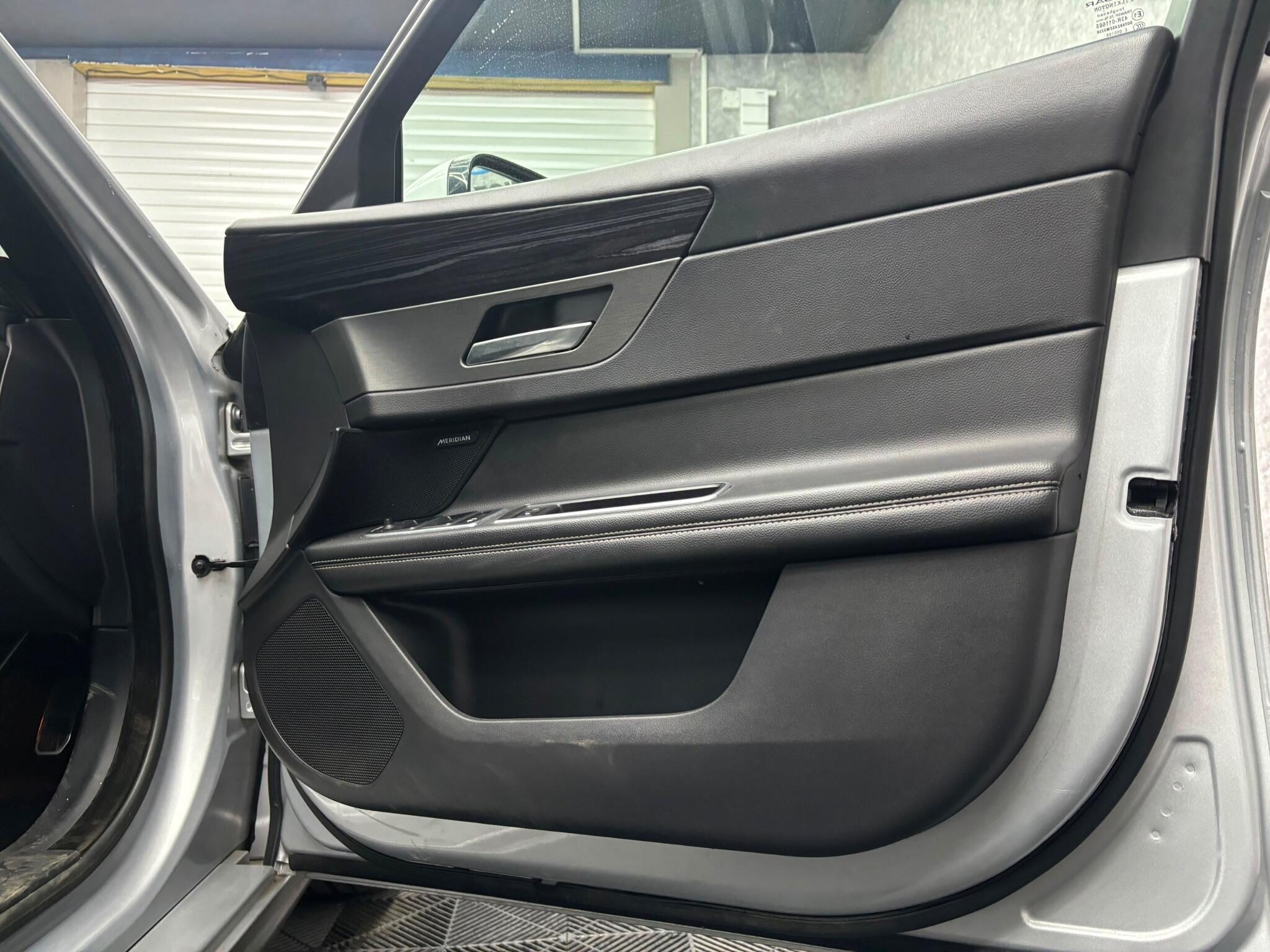 Jaguar XF view 24