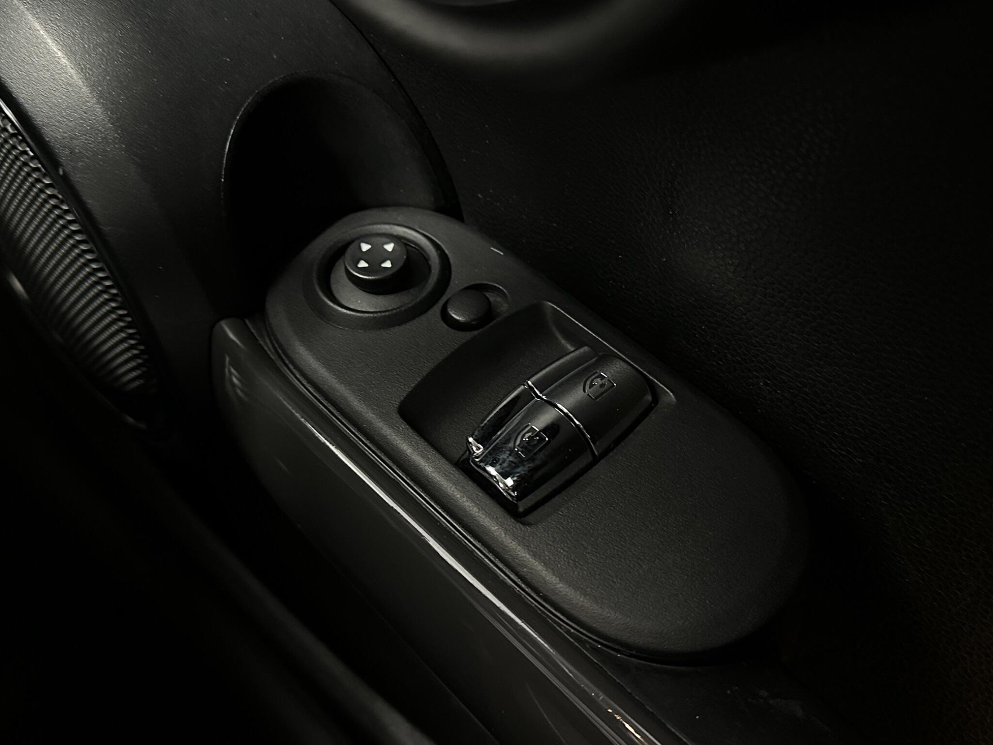 Mini Hatch view 19