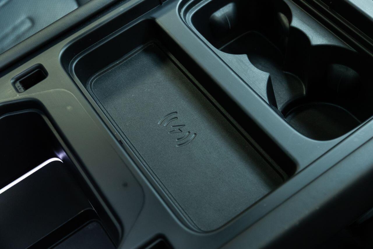 Land Rover Defender 110 view 35