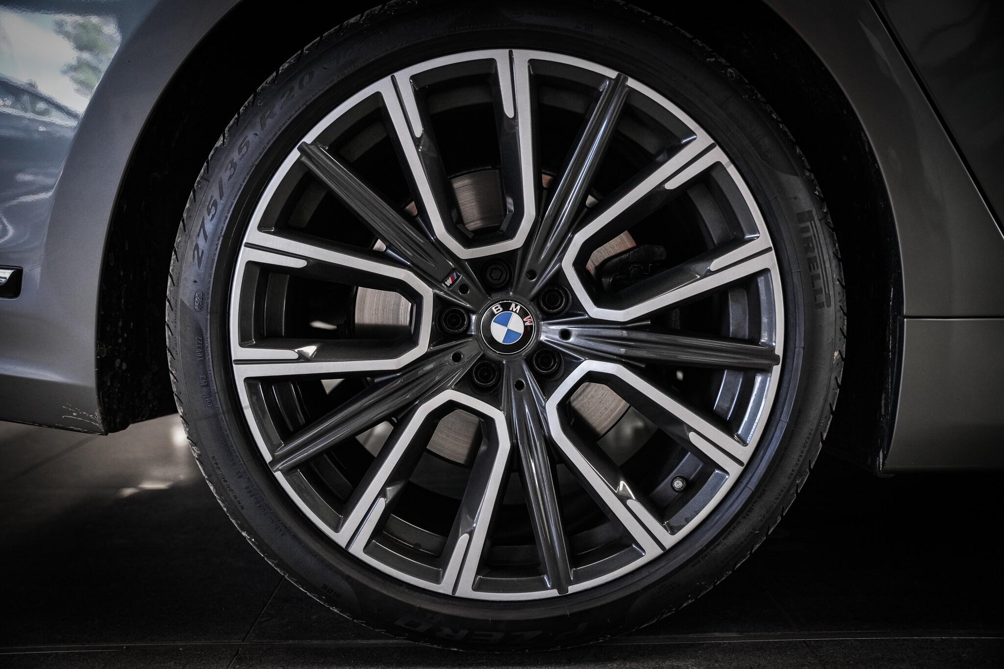BMW 7 Series view 27