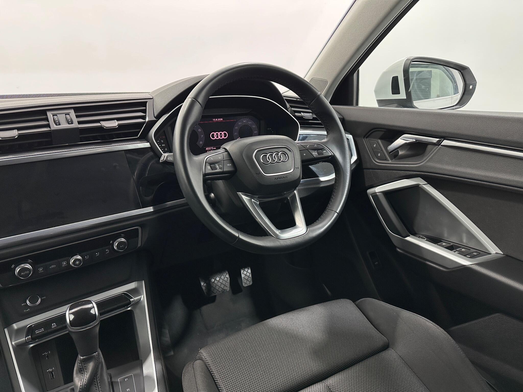 Audi Q3 view 12
