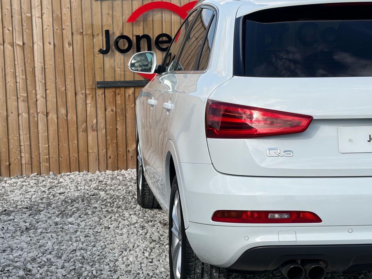 Audi Q3 view 13