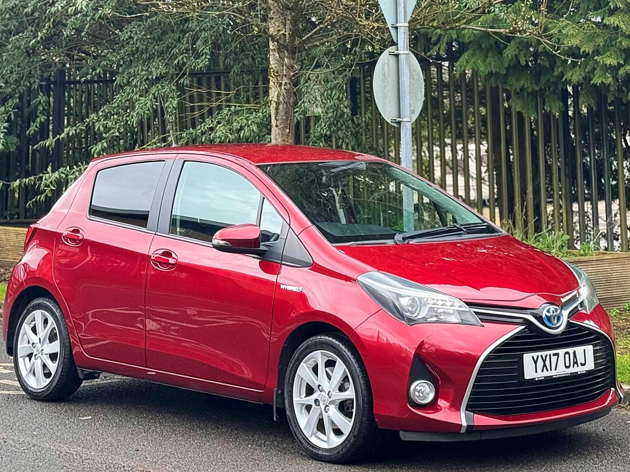 2017 Toyota Yaris 1.5 VVT-h Excel E-CVT Euro 6 (s/s) 5dr (15in Alloy) image 7